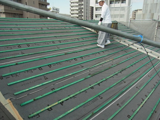 桟葺き工法の桟を設置